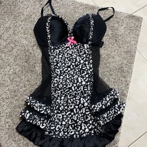 Very cute victoria secret sexy little things lingerie blk and white  size 34D